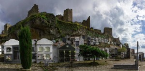 Cementerio de Montánchez con castillo